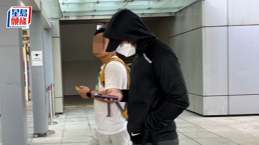 陳卓軒(黑衣口罩)自辯稱女事主自願性交兼好享受。資料圖片