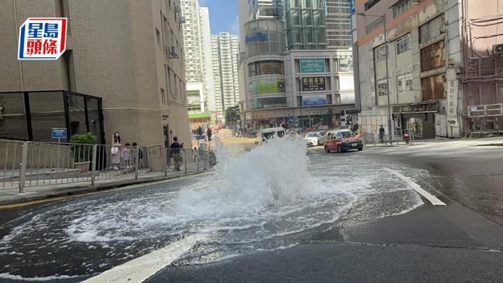 炮台山道爆水管,影響交通。楊偉亨攝
