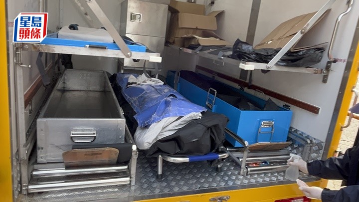 兩死者遺體送往殮房。蔡楚輝攝