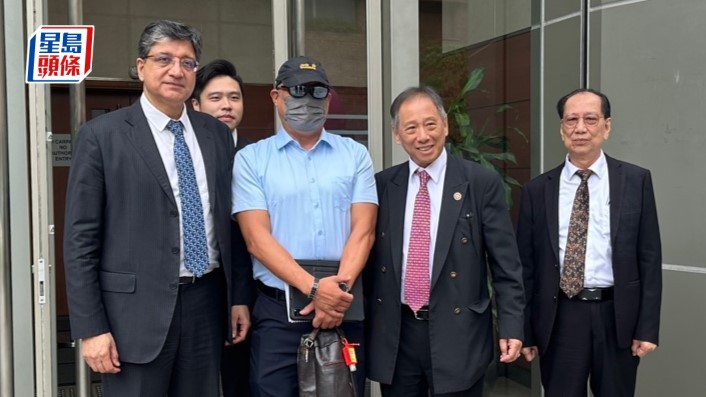 退休總督察葉春榮(戴太陽眼鏡者)否認呃OT津貼今日受審。黃巧兒攝