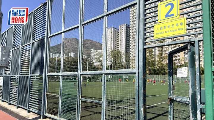 男子踢足球暈倒送院。梁國峰攝