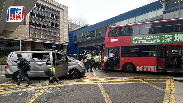 货Van与九巴相撞。蔡楚辉摄