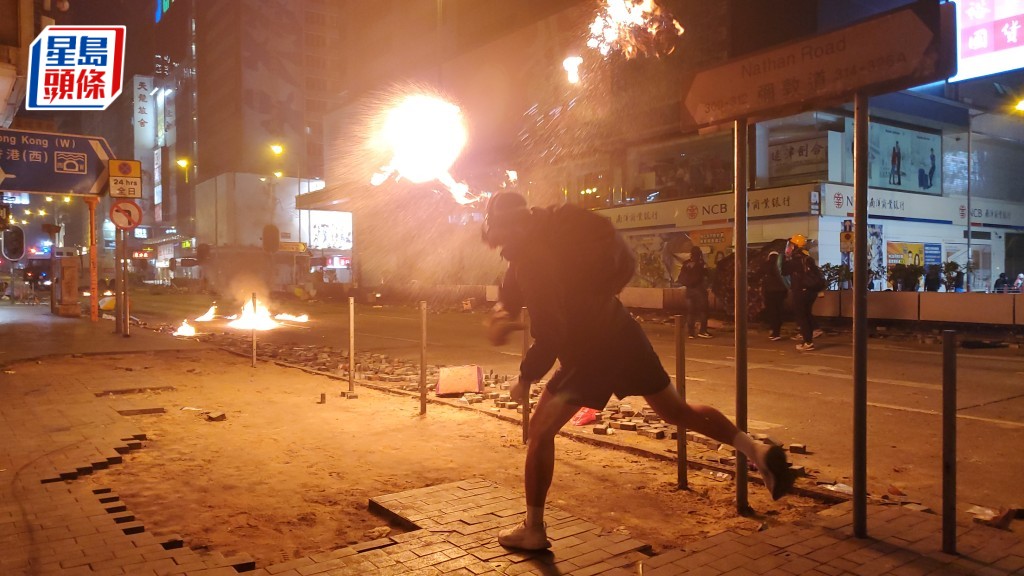 理大冲突当日在外围有示威者与警对峙，部分人投掷汽油弹。资料图片
