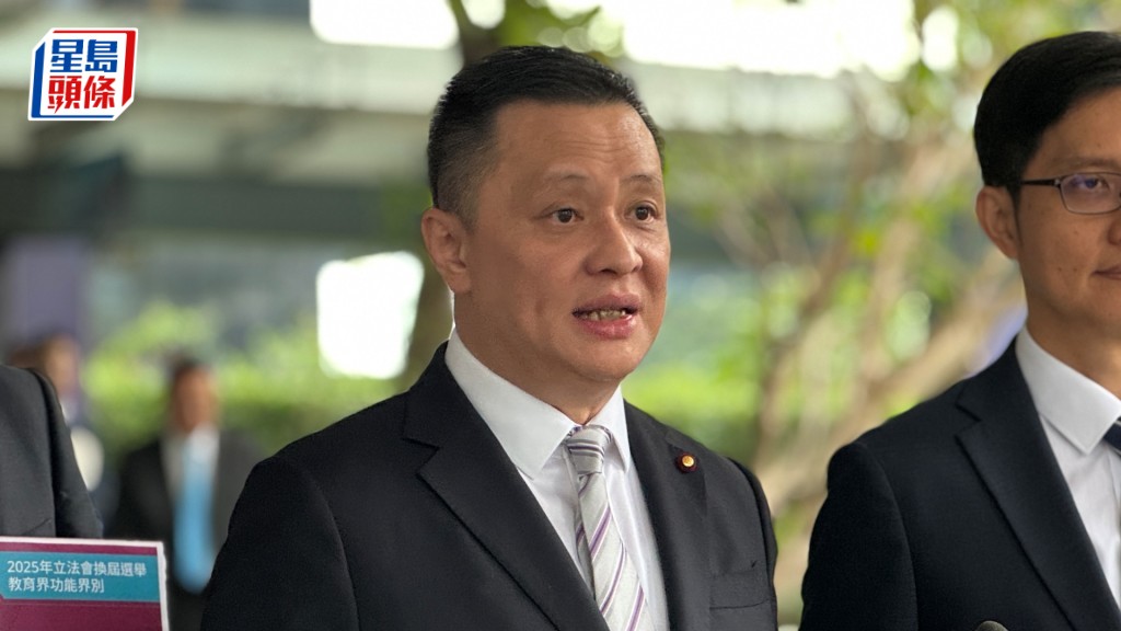 選委界鄧飛轉戰教育界,今早到政總報名參選。