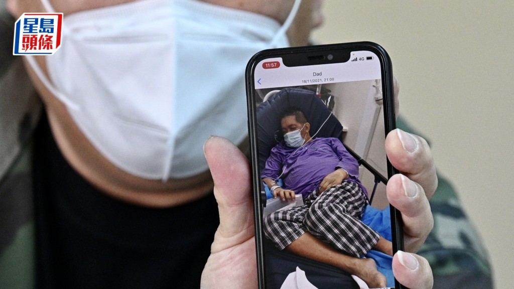 家屬向傳媒展示死者黃潤全當日臥床苦候上房的照片。資料圖片