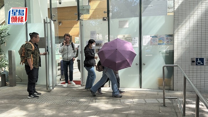 死者遺孀在親友陪同下認屍。梁國峰攝