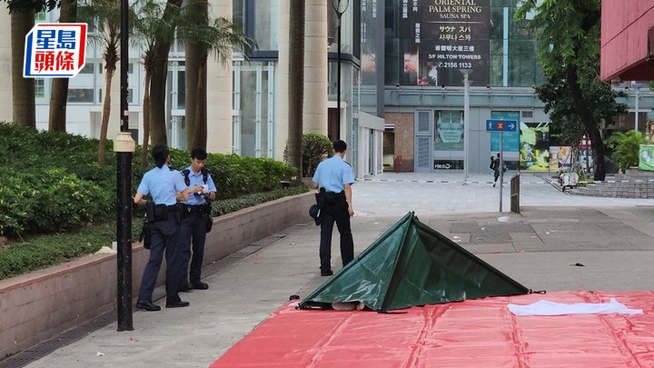 警方用帳篷遮蔽遺體展開調查。黎志偉攝