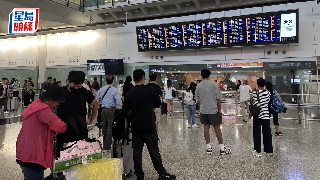 颱風「小犬」襲港,因機場快線及巴士停駛,大批旅客滯留。資料圖片