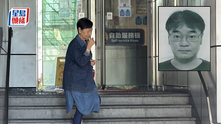 黃振華母親協助調查後，離開旺角警署。梁國峰攝