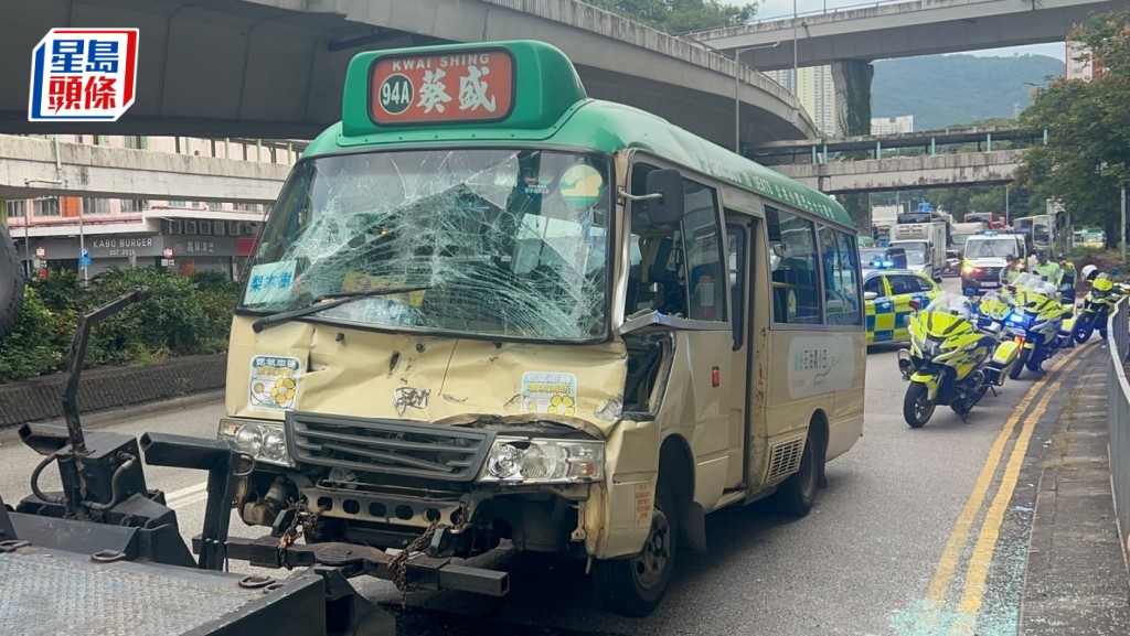 專線小巴車頭損毀嚴重。楊偉亨攝