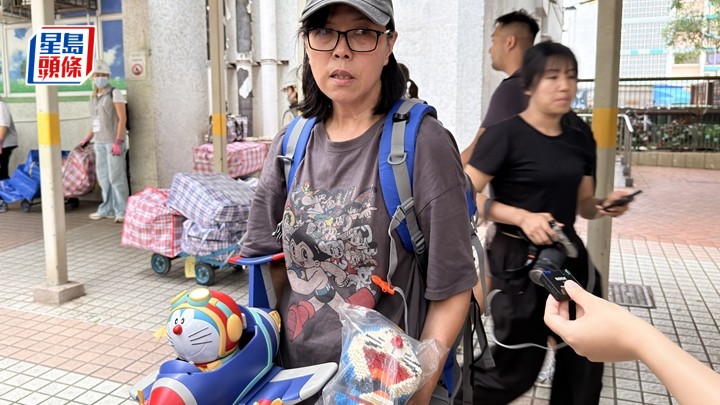 何小姐帶走21袋物品，哽咽表示「冇可能斷捨離」。梁國峰攝
