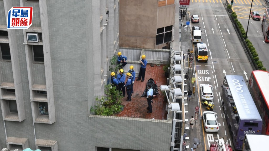 消防員預備將遺體移往地面。
