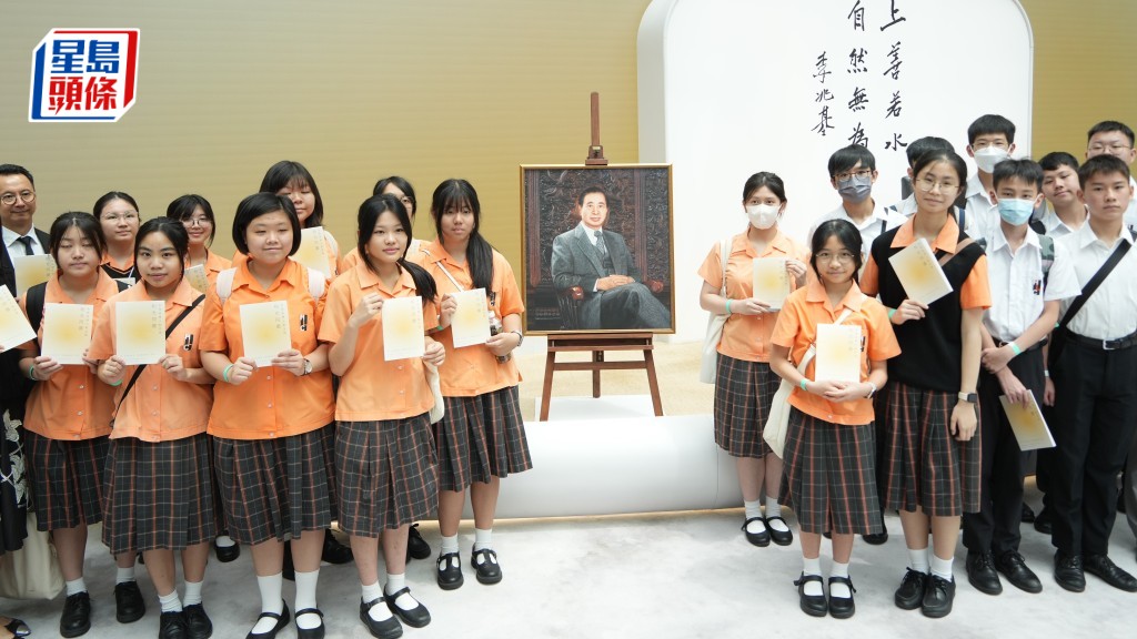 展覽首日開場即人頭湧湧，不少市民前來悼念。