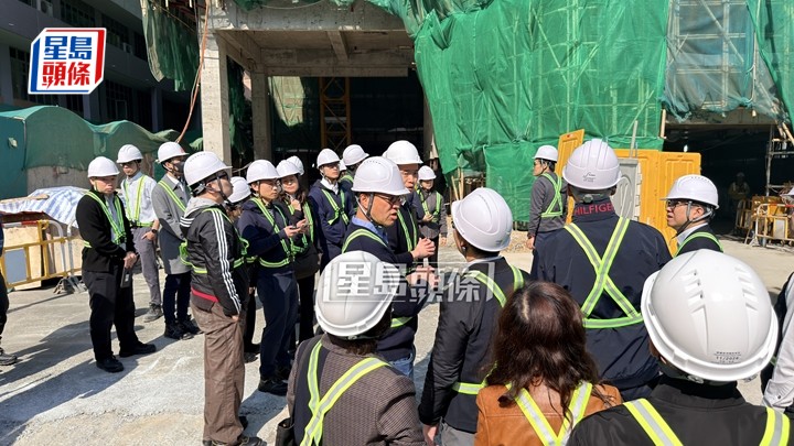 獨立委員會主席陸啟康在建築署副署長陪同下，一行20多人到小西灣地盤巡查棚網。梁國峰攝