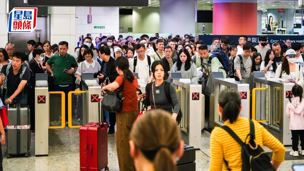 回港高峰︱西九高鐵站現人潮 市民呻回程直達票難搶 讚內地消費平好過出國