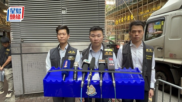 警方交代案情。楊偉亨攝