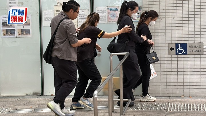 死者太太及女兒等，到殮房辦領認領遺體手續。梁國峰攝