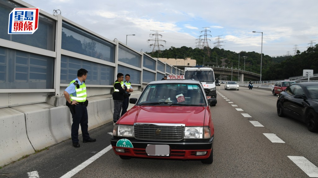 涉事的士最終在青沙公路停下，警員在車上檢獲毒品。