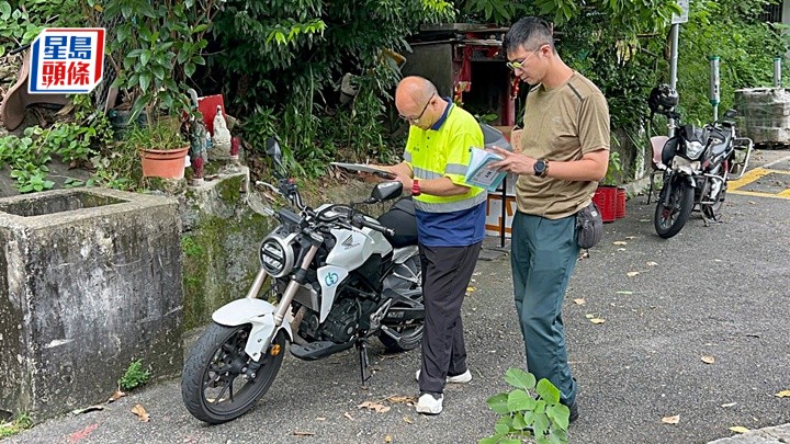 被撞考牌官的電單車。楊偉亨攝