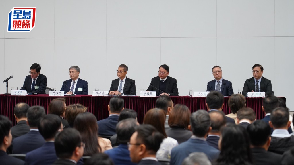 政府早上与第八届立法会候任议员举办交流会，历时约1个半钟。