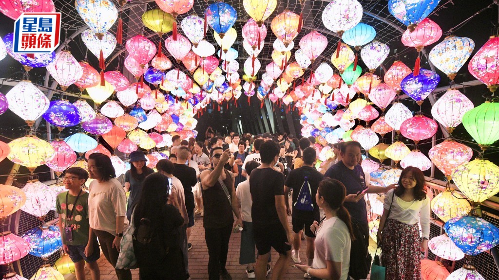 中秋追月夜︱將軍澳海濱南橋燈飾璀璨 近百市民賞月打卡摩肩接踵