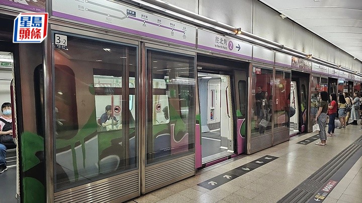 將軍澳線港鐵列車遭塗鴉。fb：香港鐵路動態追蹤組HKRG 《mtr group》