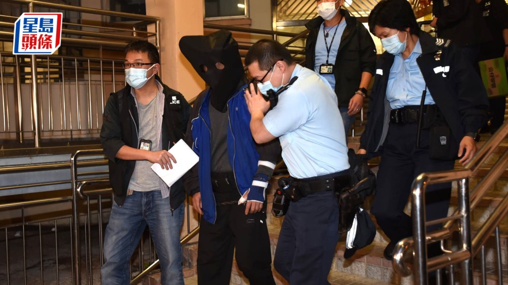 被告趙忠原（笠頭者）被裁定謀殺罪脫，誤殺罪成明天判刑。資料圖片