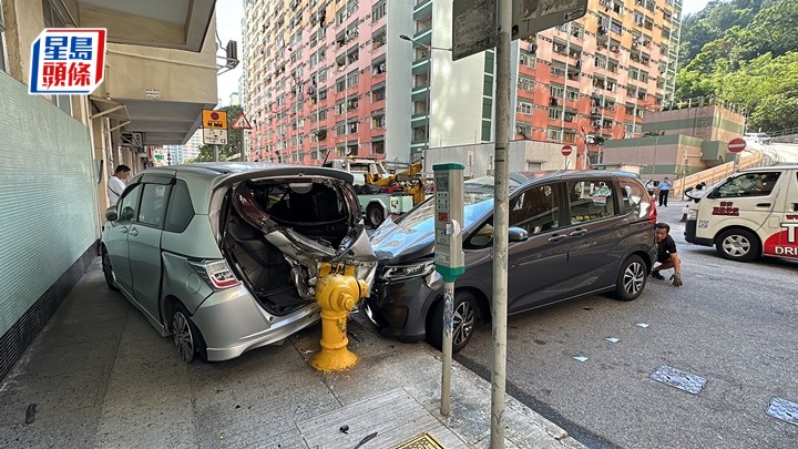 兩車損毀嚴重。劉漢權攝