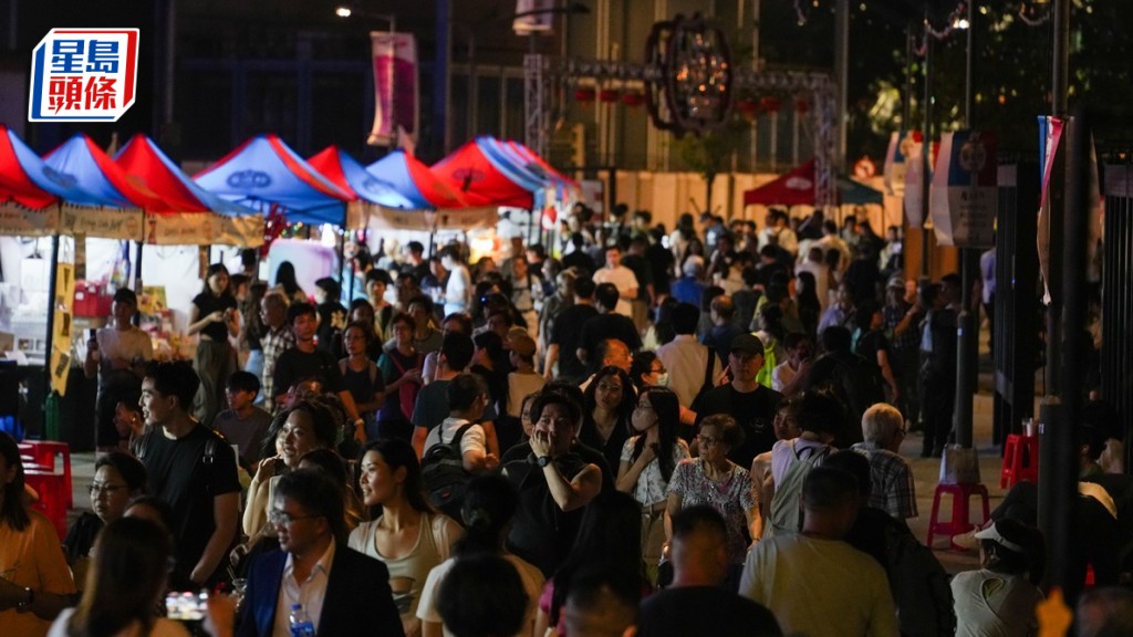 灣仔海濱市集開鑼,人流入夜後增多。吳艷玲攝