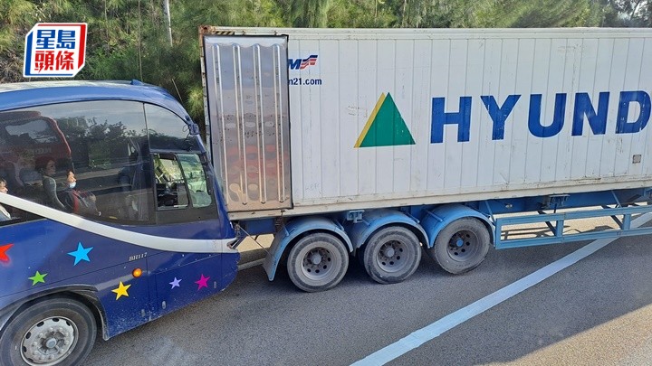 屯門公路旅遊巴撼貨櫃車 一人受傷