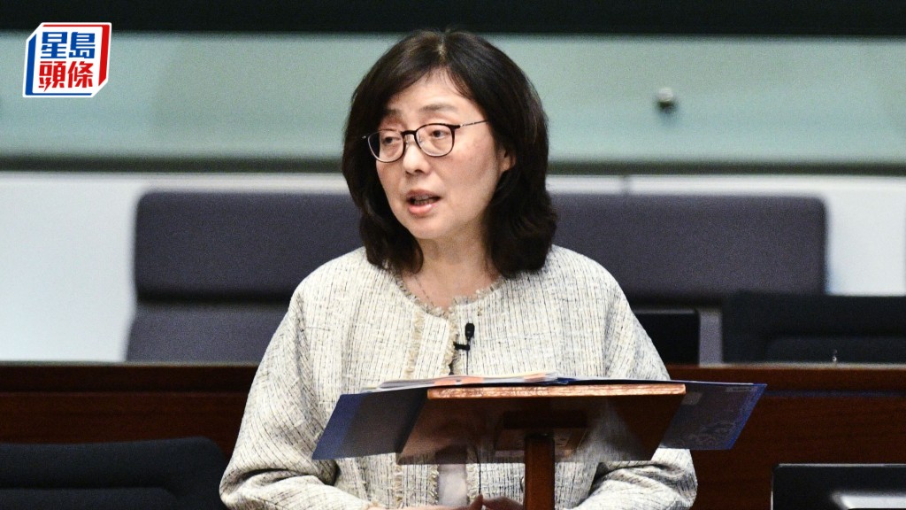 議員質疑短期租約不斷續租,甯漢豪稱政府願意檢視租期。盧江球攝