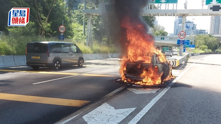 私家車陷入火海。曾海帆攝