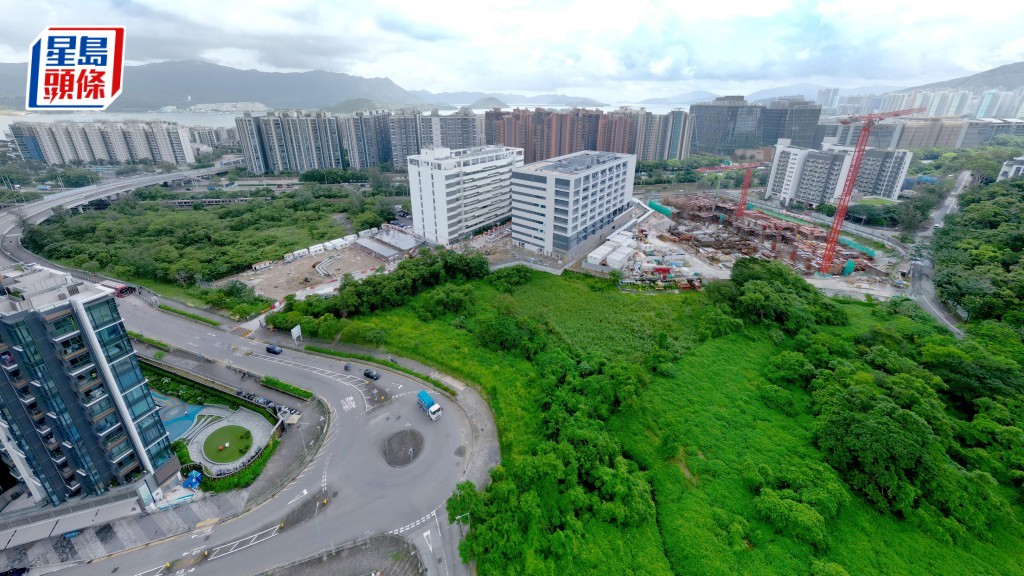 白石角站项目自2021年《施政报告》提出后至早前才公布将以「先建站，后建楼」的模式兴建。