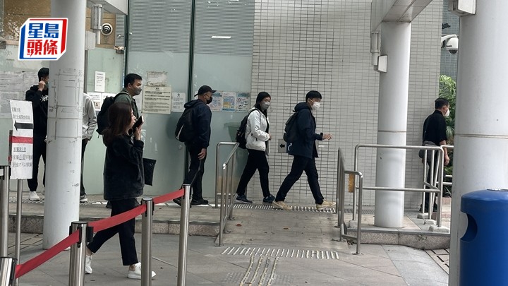 死者的家屬到葵涌殮房認屍後離開。劉漢權攝