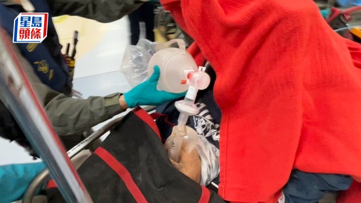 玩滑翔傘男子墮山頭，由直升機送院搶救。蔡楚輝攝