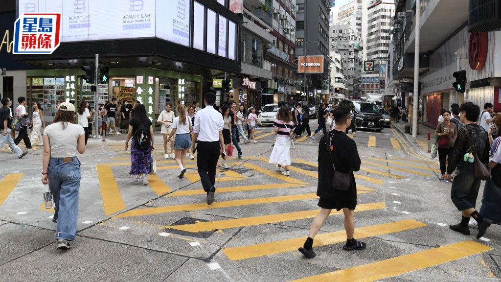 尖沙咀開放對角行人過路處 市民:打斜行容易相撞 驚啲人亂咁過