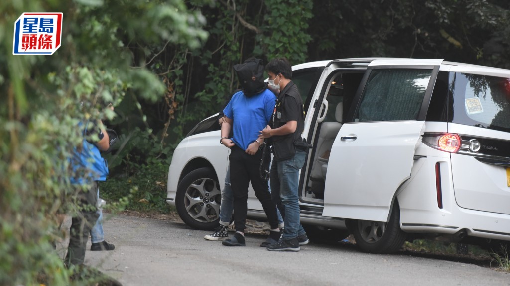 打鼓嶺謀殺案兩被告經審訊後裁定謀殺等罪成。案件揭發後警方曾帶被告往現場重組案情。資料圖片