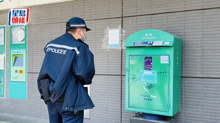 郵箱被縱火，警員調查。蔡楚輝攝