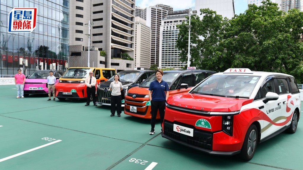 7月有近1,000輛車隊的士提供服務。盧江球攝