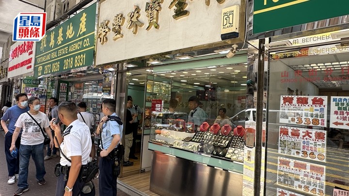 金行遭賊人搶劫，警員到場調查。梁國峰攝
