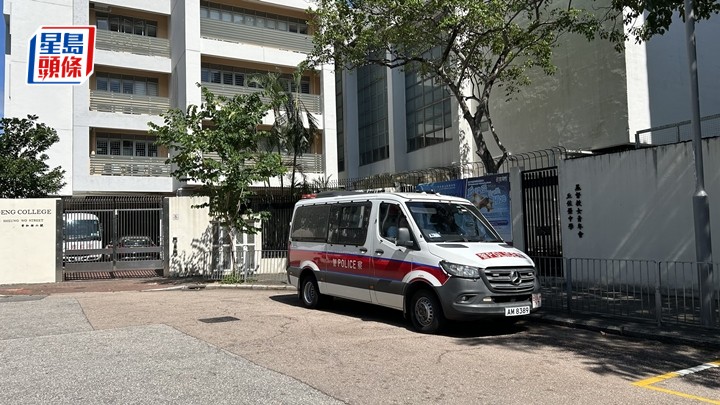 女生的書包內「尿袋」冒煙，警員接報到場。蔡楚輝攝