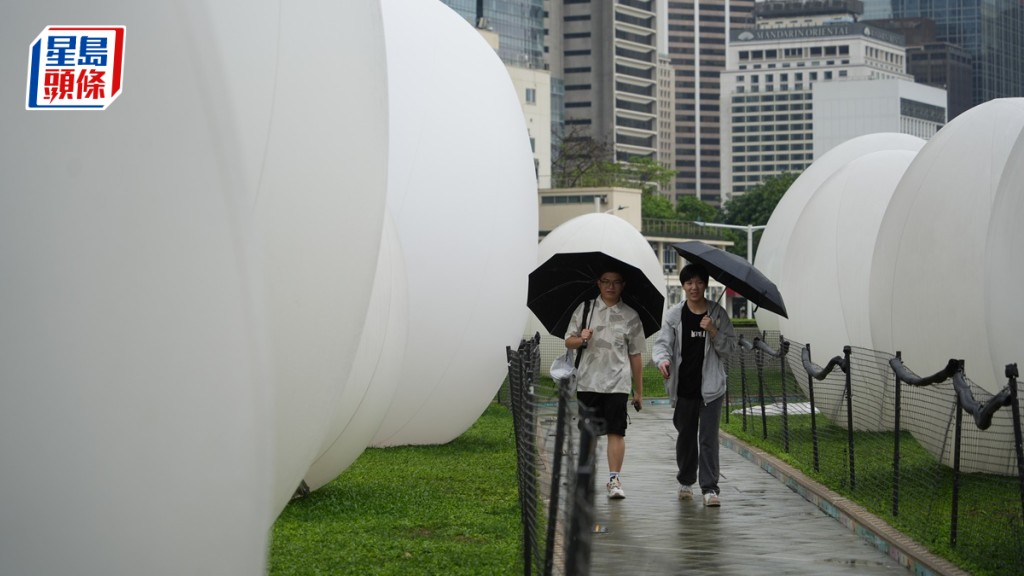 五一 | 內地自由行旅客到訪中環teamLab及金庸雕塑展:心情未受天雨影響。吳艷玲攝