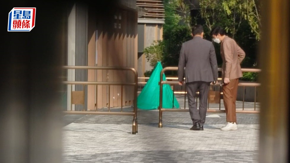 男子墮樓當場不治,探員到場調查。楊偉亨攝