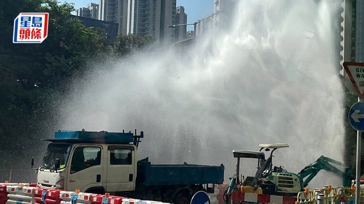 荃灣發生水管爆裂。網圖