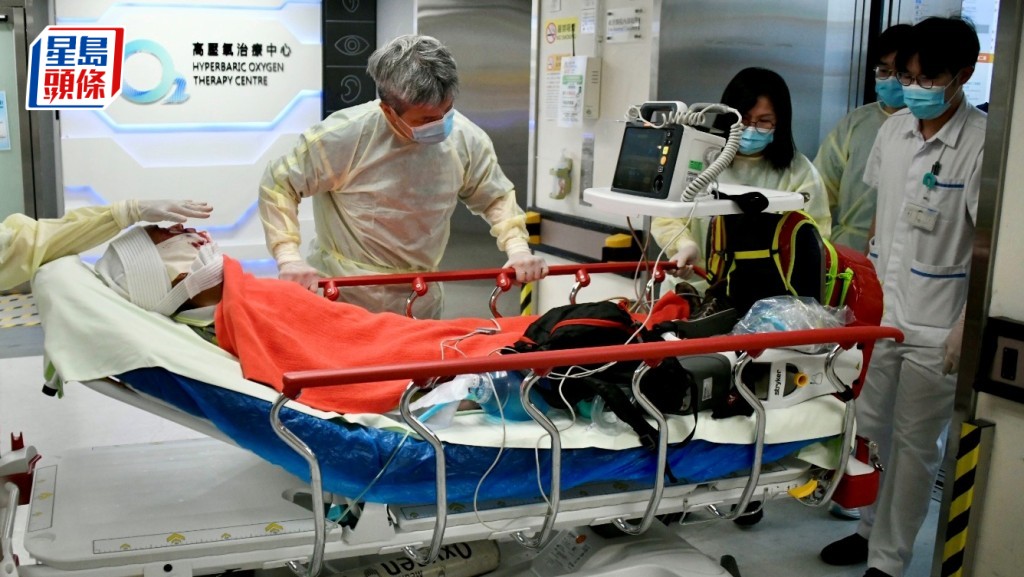 男工人臉部包紮送院。楊偉亨攝