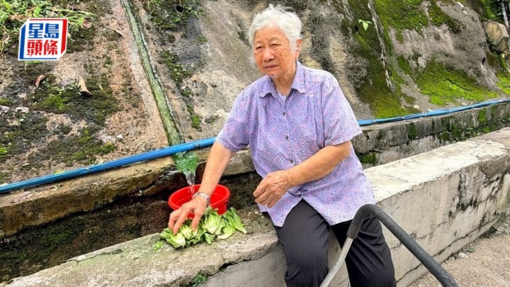 明華大廈居民葉婆婆取山邊水洗菜。梁國峰攝