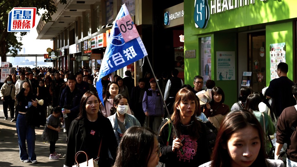 有导游涉强迫购物，旅游业监管局撤消旅行社的牌照。示意图