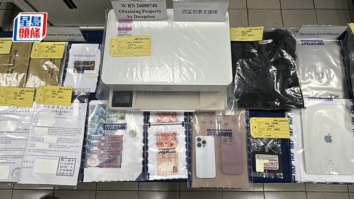 警方檢獲大批證物。劉漢權攝