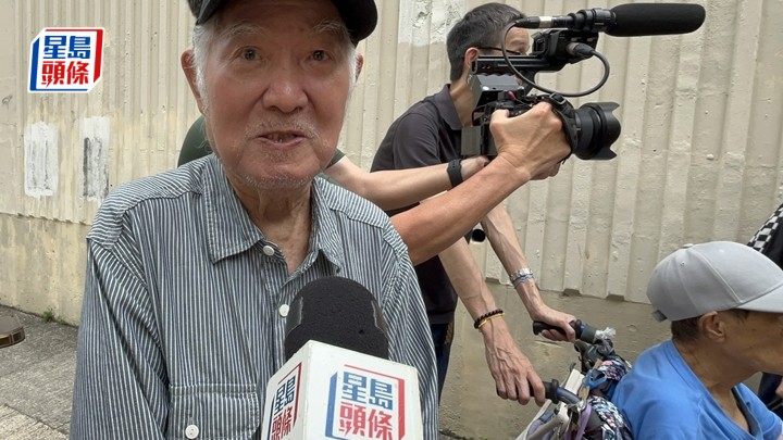 老裁縫麥先生欲回家取回部分自製西裝。楊偉亨攝