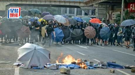 案發日示威者佔據中環畢打街與德輔道中十字路口,並將路障燃起火堆。資料圖片